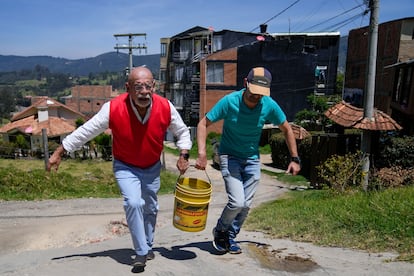 Residentes recogen agua de un camión de distribución en Bogotá, en abril de 2024.