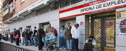 Fila de personas a la puerta de una oficina de empleo en el Barrio del Pilar en Madrid.