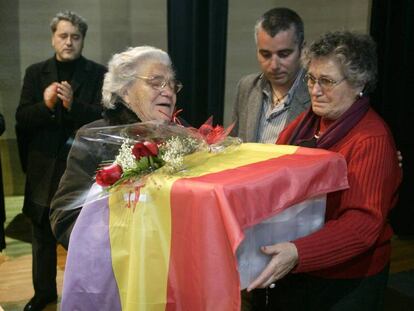 Entrega de restos de víctimas del franquismo a sus familiares, en Cambados (Pontevedra) en 2010.