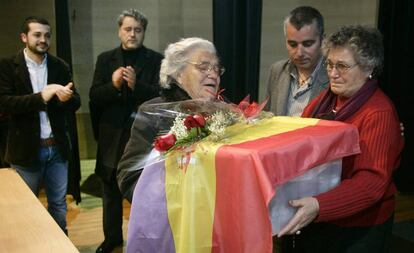 Entrega de restos de víctimas del franquismo a sus familiares, en Cambados (Pontevedra) en 2010.