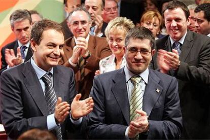 José Luis Rodríguez Zapatero (izquierda) y Patxi López, en el Círculo de Bellas Artes de Madrid.