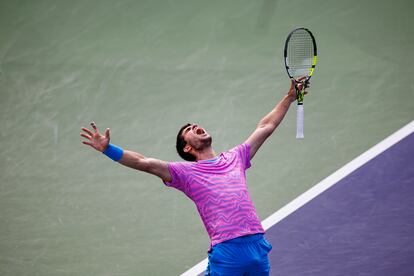 Alcaraz celebra su victoria contra Medvedev en la final de Indian Wells.