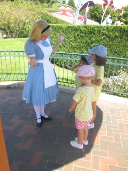 Las tres hijas del autor del reportaje reclamando la atención de Alicia.