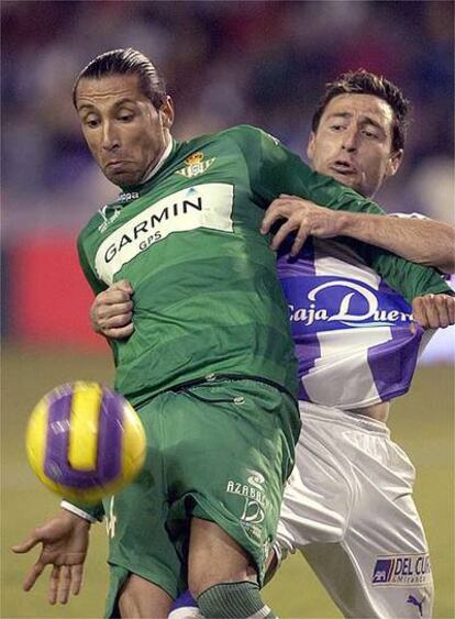 Jose Mari y Marcos Rey luchan por una pelota