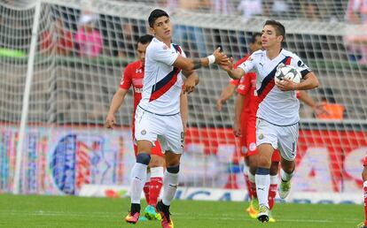 Pulido (i) y Brizuela celebran el descuento de Chivas