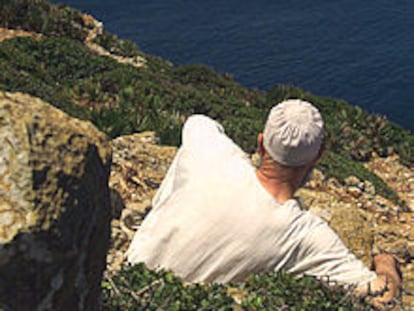 Un marroquí observa, ayer, la isla Perejil desde la colina de Belyounech.