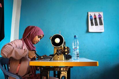 Hawa Adam Hassan, una estudiante universitaria de 23 años, utiliza una máquina de coser en su casa en Mogadiscio (Somalia), el 5 de noviembre de 2018. Obsesionada con el sueño de convertirse en diseñadora de moda profesional, comenzó a producir sus primeros trabajos a principios de este año y a venderlos.