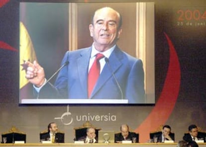 Emilio Botín (en la pantalla) se dirige a los miembros de Universia en Santiago.