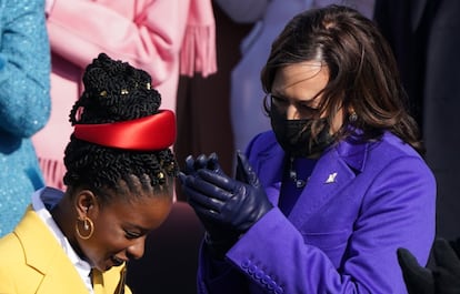 Amanda Gorman pasa junto a la Vicepresidenta Kamala Harris después de recitar un poema durante la ceremonia de la  toma de posesión de Joe Biden como Presidente de los Estados Unidos.