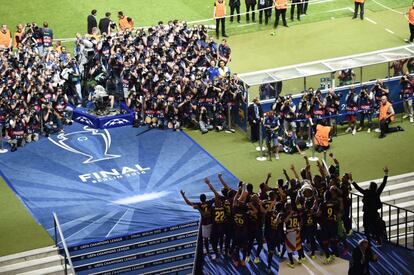 Los jugadores del Barça levantan la Copa de campeones frente a los fotógrafos.