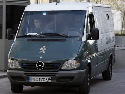 Un furgón de la Guardia Civil traslada a Bernad y Pineda tras su detención.