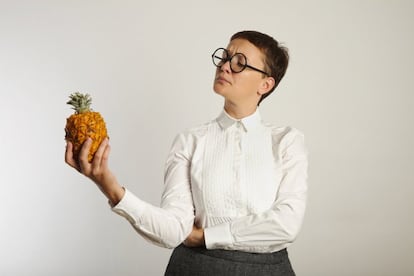 "Los tomates crecen bajo tierra y los palitos de pescado están hechos de pollo". Este y otros sinsentidos son las impresiones que tienen muchos de los niños a los que la <a href="https://www.nutrition.org.uk/nutritioninthenews/pressreleases/healthyeatingweek.html" target=blank>Fundación Británica de Nutrición</a> les preguntó de dónde venían los alimentos que comían. La confusión, que puede parecernos simpática viniendo de los más pequeños, refleja un desconocimiento (sobre todo en el mundo urbano) sobre el origen de lo que acaba en nuestro plato, que no parece mitigarse del todo con el paso de los años. ¿O podría usted decir cómo es el fruto del cacao? ¿Sabe que el kiwi nace de una enredadera? ¿Y si le contamos que el cacahuete no es un fruto seco? Las siguientes imágenes le muestran cómo son algunos de los alimentos que comemos diariamente antes de recolectarlos.