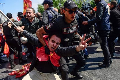 Un policía turco detiene a un manifestante durante la celebración del 1 de Mayo en la ciudad de Estambul.