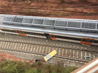 La circulación de la carretera C-58 a su paso por Vacarisses (Barcelona) se ha cortado por el descarrilamiento.