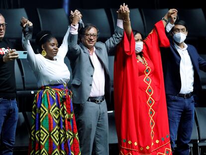 El político colombiano Gustavo Petro (c) levanta las manos con Francia Márquez (2i) y Arelis Uriana (2d) el jueves, en la presentación de candidatos del partido Pacto Histórico a las elecciones 2022.