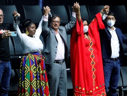 El político colombiano Gustavo Petro (c) levanta las manos con Francia Márquez (2i) y Arelis Uriana (2d) el jueves, en la presentación de candidatos del partido Pacto Histórico a las elecciones 2022.