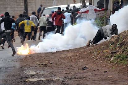 La polic&iacute;a keniana utiliza gases lacrim&oacute;genos para disolver a los curiosos. 