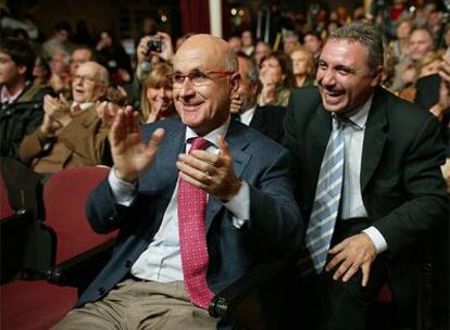 Josep Antoni Duran Lleida junto a Hristo Stoichkov ayer en Tarragona.