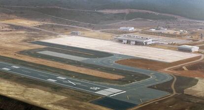 Una vista a&eacute;rea de la pista y la terminal del aeropuerto de Castell&oacute;n. 