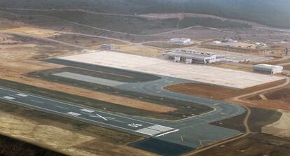 Una vista aérea de la pista y la terminal del aeropuerto de Castellón.