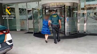 La mujer detenida por vaciar las cuentas del hombre al que cuidaba, en una imagen facilitada por la Guardia Civil.