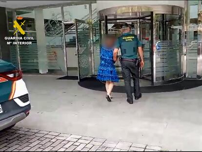La mujer detenida por vaciar las cuentas del hombre al que cuidaba, en una imagen facilitada por la Guardia Civil.