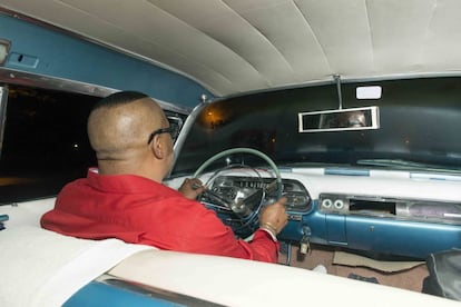 José Luis Cortes, 'El Tosco', al volante del Cadillac de Benny Moré por La Habana.