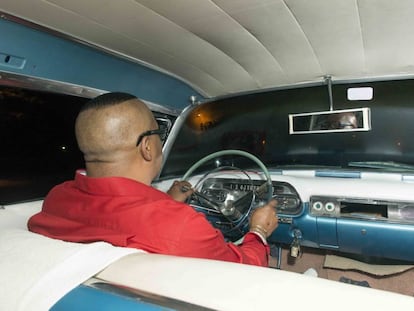 José Luis Cortes, 'El Tosco', al volante del Cadillac de Benny Moré por La Habana.