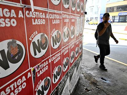 Carteles de la campaña en contra de la consulta popular que se celebra el domingo en Ecuador.