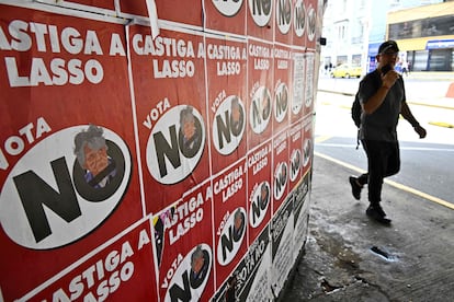 Carteles de la campaña en contra de la consulta popular que se celebra el domingo en Ecuador.