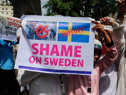 Manifestación en Daca, la capital de Bangladesh, por la quema de un Corán en Suecia, el pasado 7 de julio.