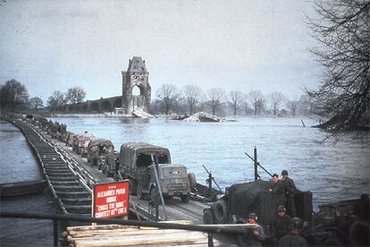 Tropas norteamericanas cruzan el río Rhin, cerca de Worms, a comienzos del año  1945.