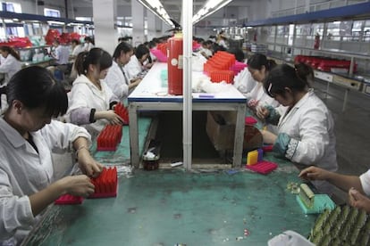 Empleadas de una fábrica de mecheros en China.