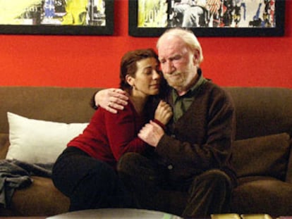 Emma Vilarasau, con Fernando Fernán-Gómez, en <i>Para que no me olvides.</i>