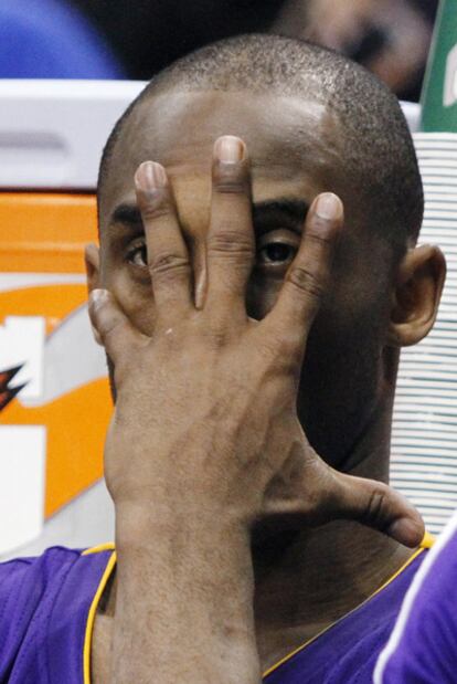 Kobe Bryant se cubre la cara durante el último partido ante los Mavericks de Dallas.