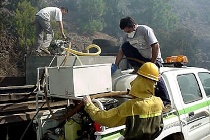 Bomberos y otros operarios combaten el fuego que ha asolado más de 400 hectáreas en El Hierro.