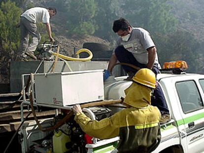 Bomberos y otros operarios combaten el fuego que ha asolado más de 400 hectáreas en El Hierro.