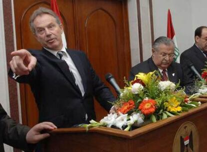 Tony Blair, junto al primer ministro iraquí, Nuri al Maliki (derecha), y el presidente, Jalal Talabani (centro), ayer durante una rueda de prensa en Bagdad.