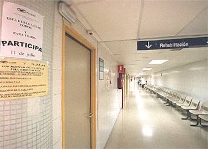 Uno de los pasillos del hospital La Paz, de Madrid, durante la jornada de huelga de ayer.