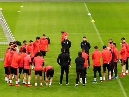 Solari da instrucciones a sus jugadores en el estadio de Amsterdam.