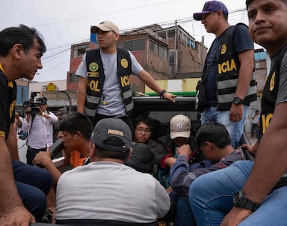 Presuntos manifestantes tras ser detenidos por la policía en el campus de la Universidad de San Marcos, en Lima, el 21 de enero.