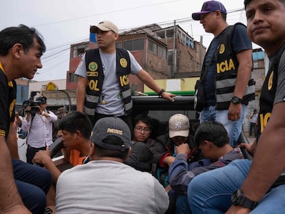 Presuntos manifestantes tras ser detenidos por la policía en el campus de la Universidad de San Marcos, en Lima, el 21 de enero.