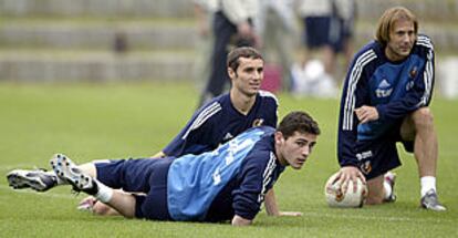 Casillas, durante el entrenamiento de ayer, junto a Helguera y Mendieta.