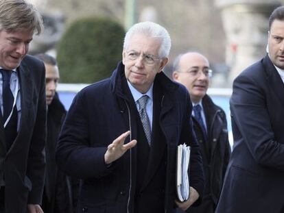 Mario Monti llega a la reunión del PPE en Bruselas.