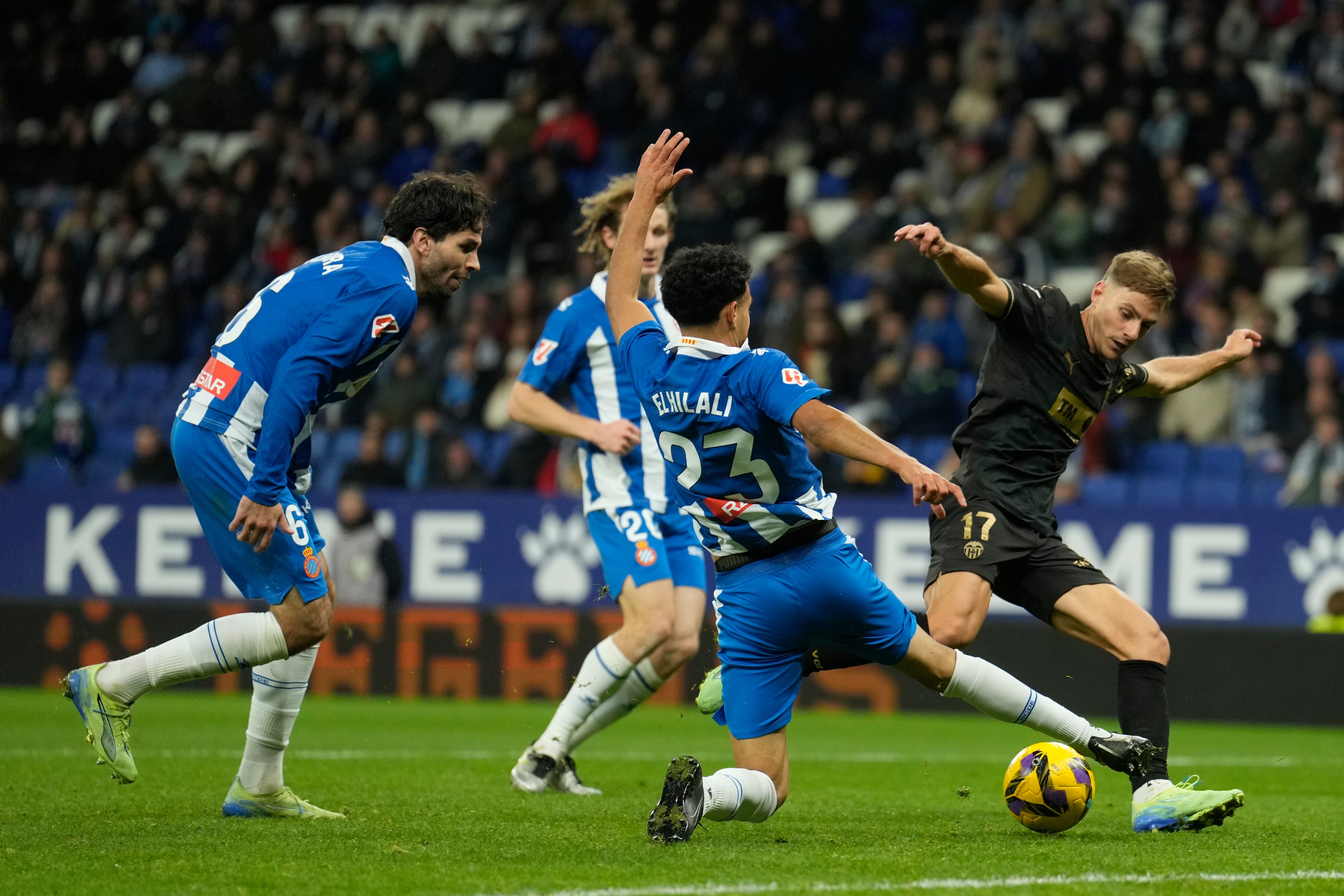 El Valencia ve algo de luz en Barcelona ante el Espanyol