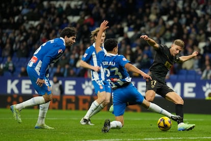 El valencianista Dani Gmez disputa un baln ante Omar El Hilali, del Espanyol.