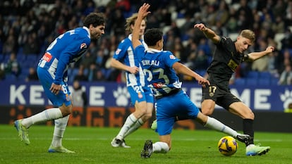 El valencianista Dani Gómez disputa un balón ante Omar El Hilali, del Espanyol.