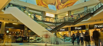 Interior del centro comercial Almada de Lisboa, adquirido por Merlin.