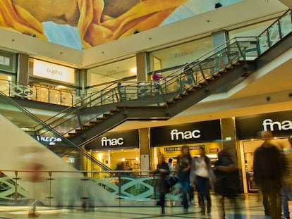 Interior del centro comercial Almada de Lisboa, adquirido por Merlin.