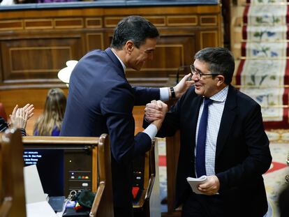 El presidente Pedro Sánchez (a la izquierda) y el portavoz socialista, Patxi López, durante la moción de censura del 22 de marzo.